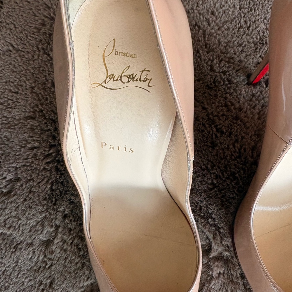 Christian Louboutin So Kate Nude Patent Pointed-Toe Pumps - Picture 2 of 13